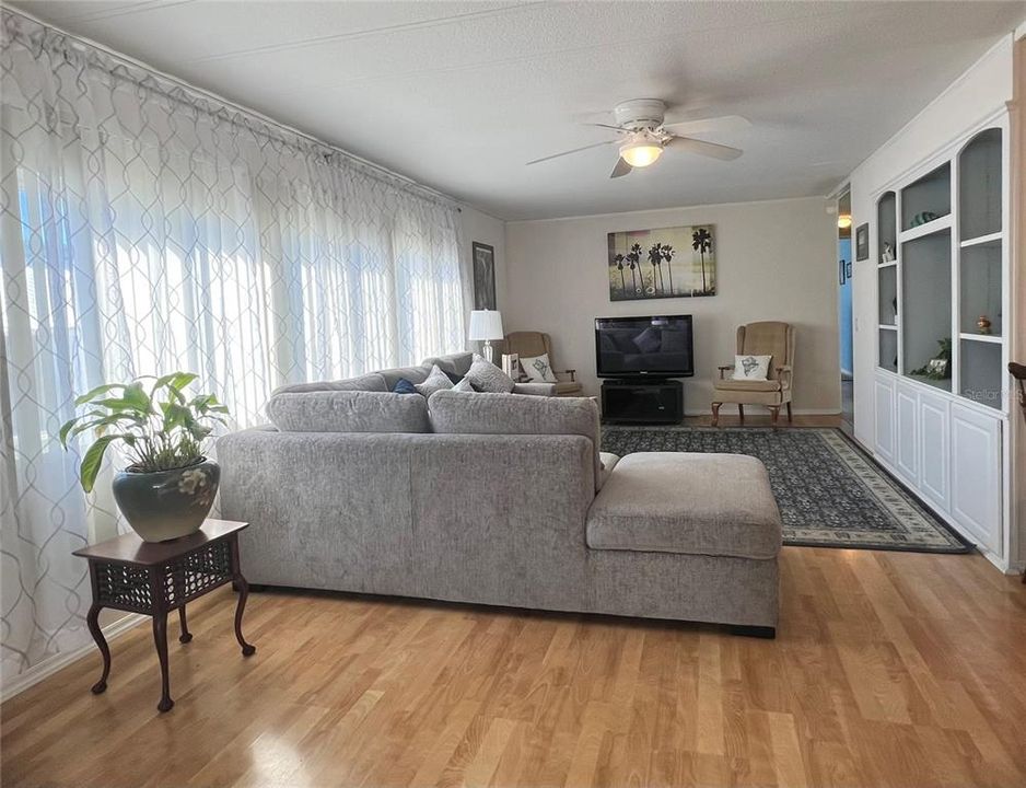 На продажу: $180,000 (2 спален, 2 ванн, 1376 Квадратных фут)