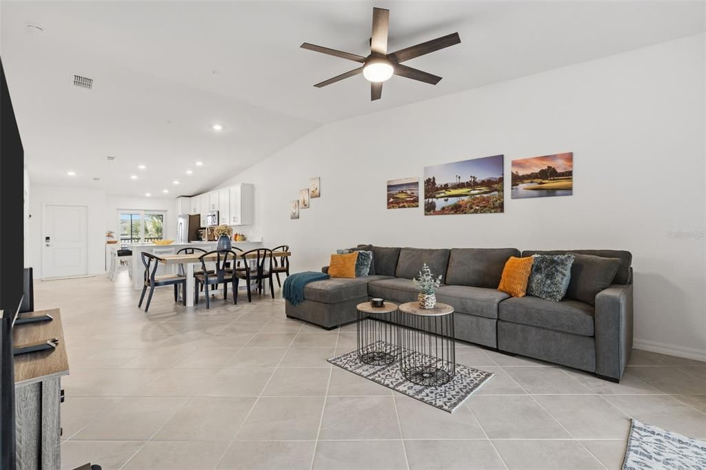 待售: $393,995 (2 贝兹, 2 浴室, 1366 平方英尺)