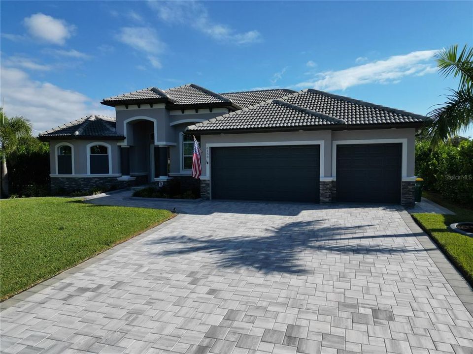 En Venta: $925,000 (3 camas, 2 baños, 2045 Pies cuadrados)