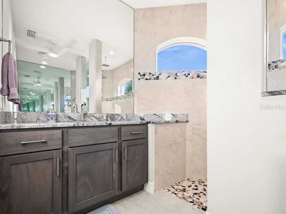 En Venta: $925,000 (3 camas, 2 baños, 2045 Pies cuadrados)