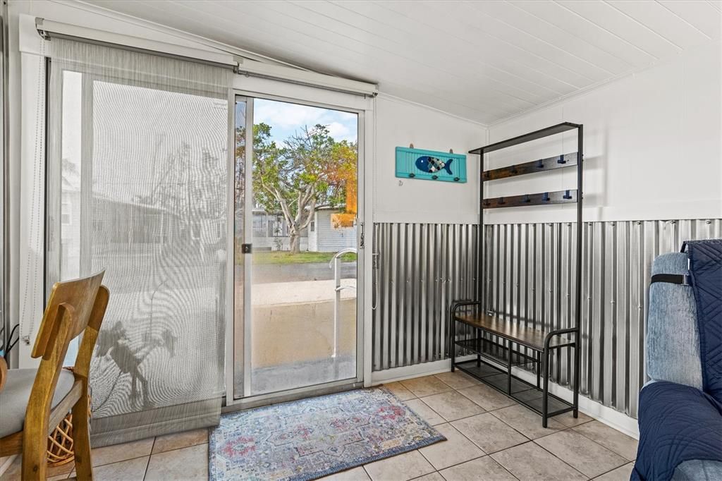 For Sale: $185,000 (2 beds, 1 baths, 420 Square Feet)