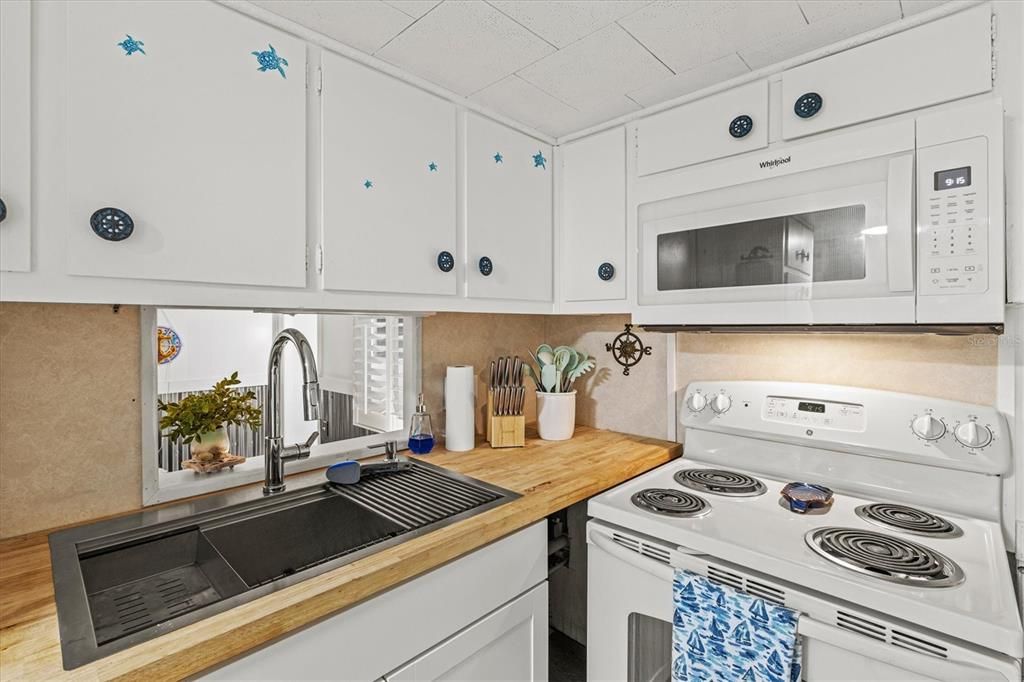 For Sale: $185,000 (2 beds, 1 baths, 420 Square Feet)