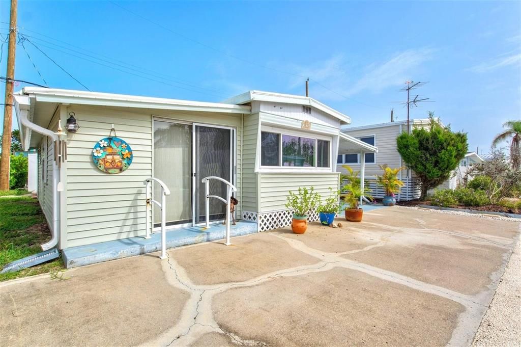 For Sale: $185,000 (2 beds, 1 baths, 420 Square Feet)