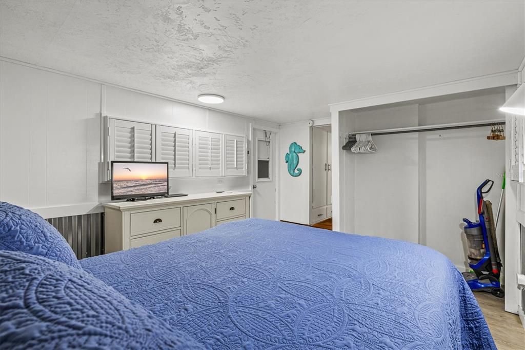 For Sale: $185,000 (2 beds, 1 baths, 420 Square Feet)