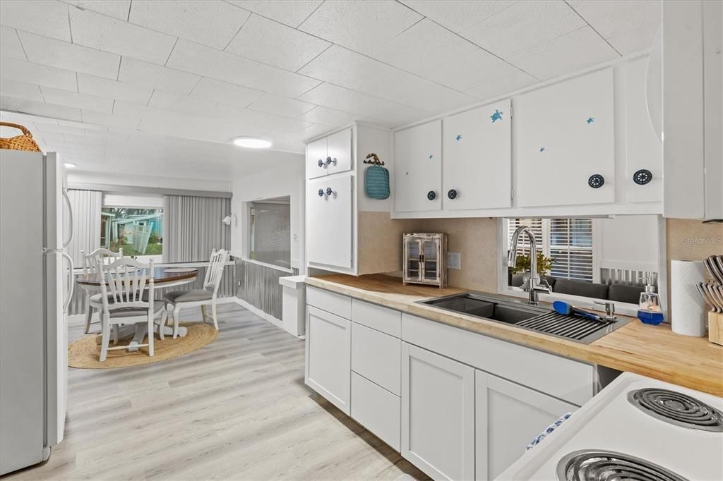 For Sale: $185,000 (2 beds, 1 baths, 420 Square Feet)