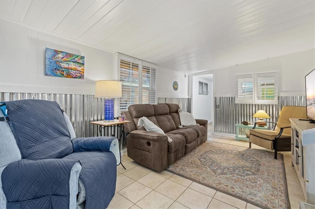 For Sale: $185,000 (2 beds, 1 baths, 420 Square Feet)