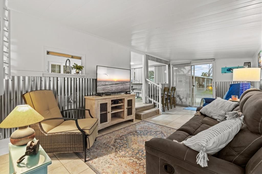 For Sale: $185,000 (2 beds, 1 baths, 420 Square Feet)