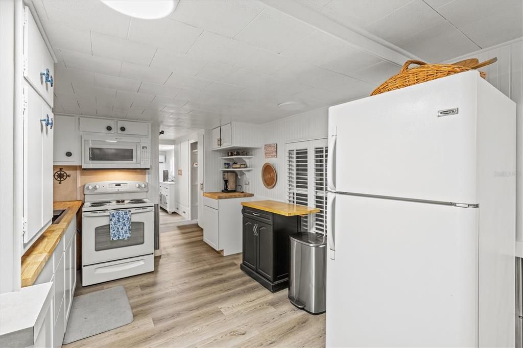 For Sale: $185,000 (2 beds, 1 baths, 420 Square Feet)