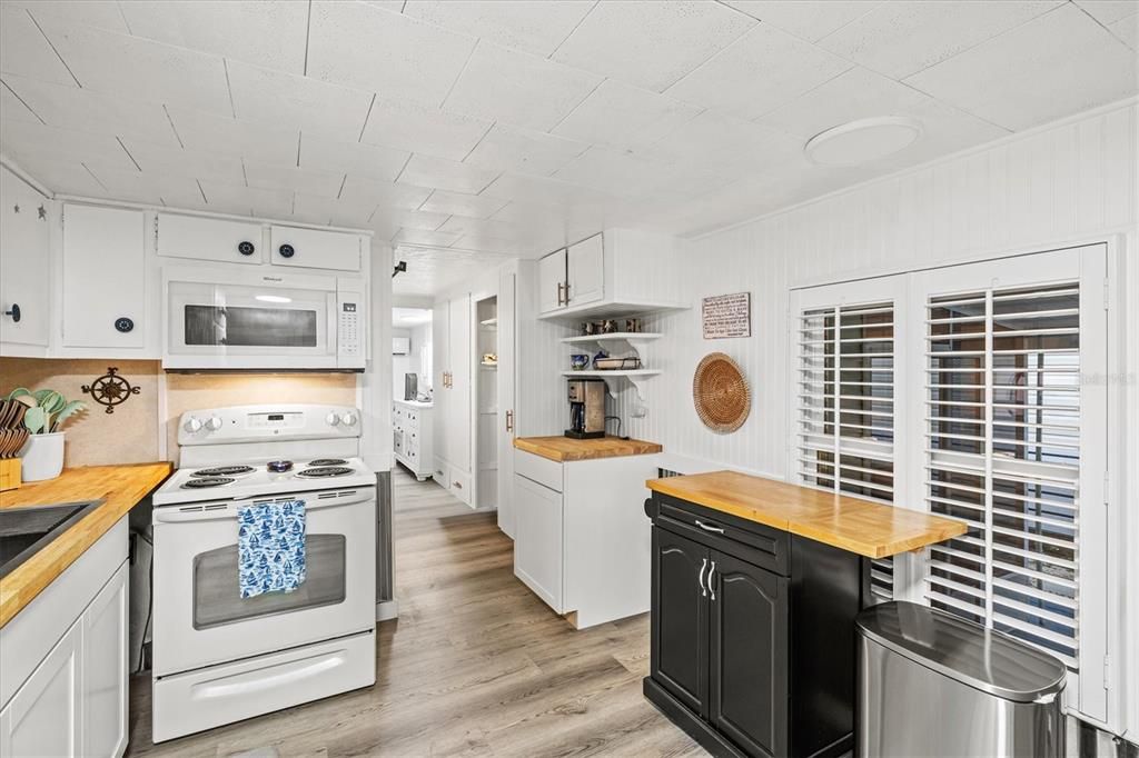 For Sale: $185,000 (2 beds, 1 baths, 420 Square Feet)