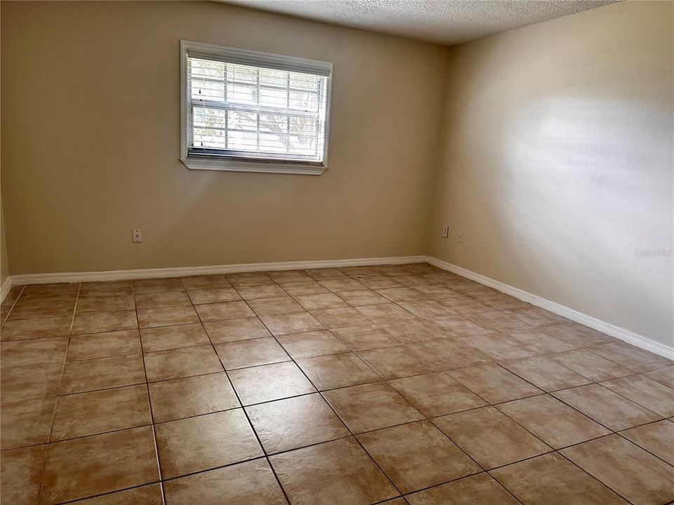 На продажу: $159,900 (2 спален, 2 ванн, 1090 Квадратных фут)