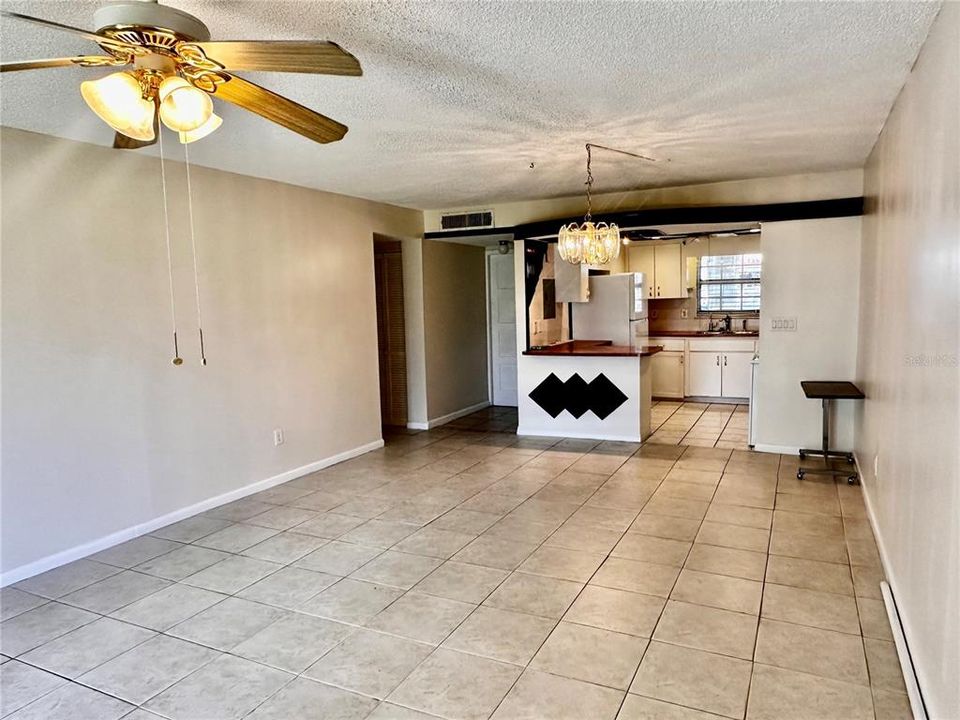 На продажу: $159,900 (2 спален, 2 ванн, 1090 Квадратных фут)