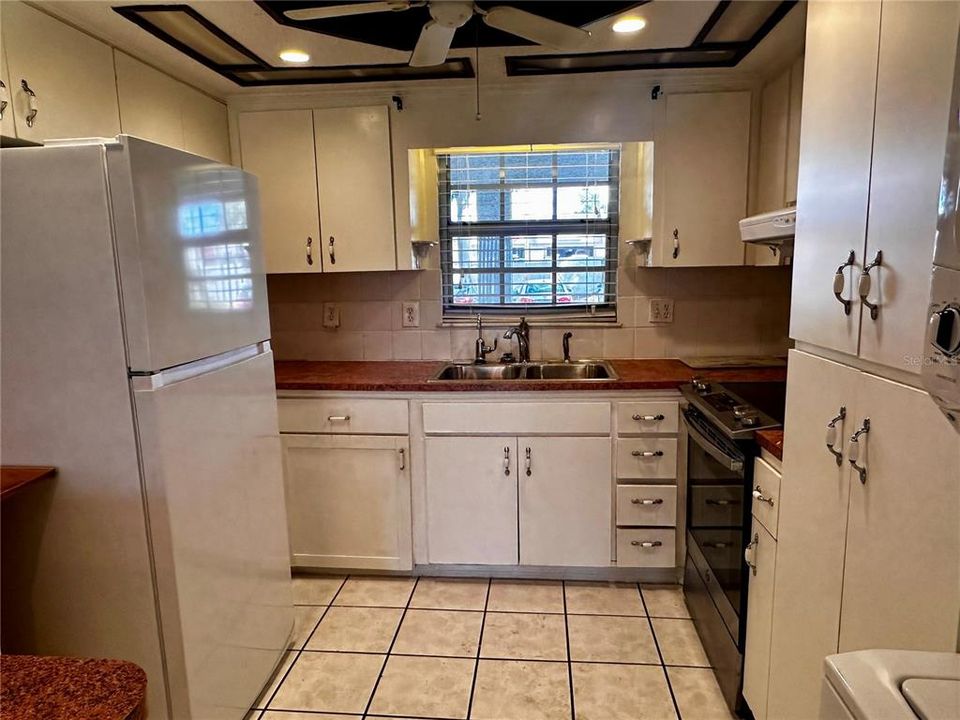 На продажу: $159,900 (2 спален, 2 ванн, 1090 Квадратных фут)