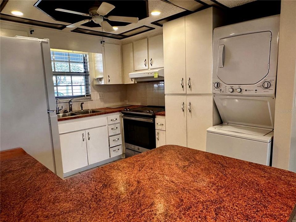 На продажу: $159,900 (2 спален, 2 ванн, 1090 Квадратных фут)