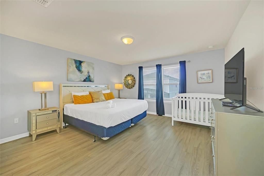 For Sale: $499,000 (5 beds, 4 baths, 2492 Square Feet)