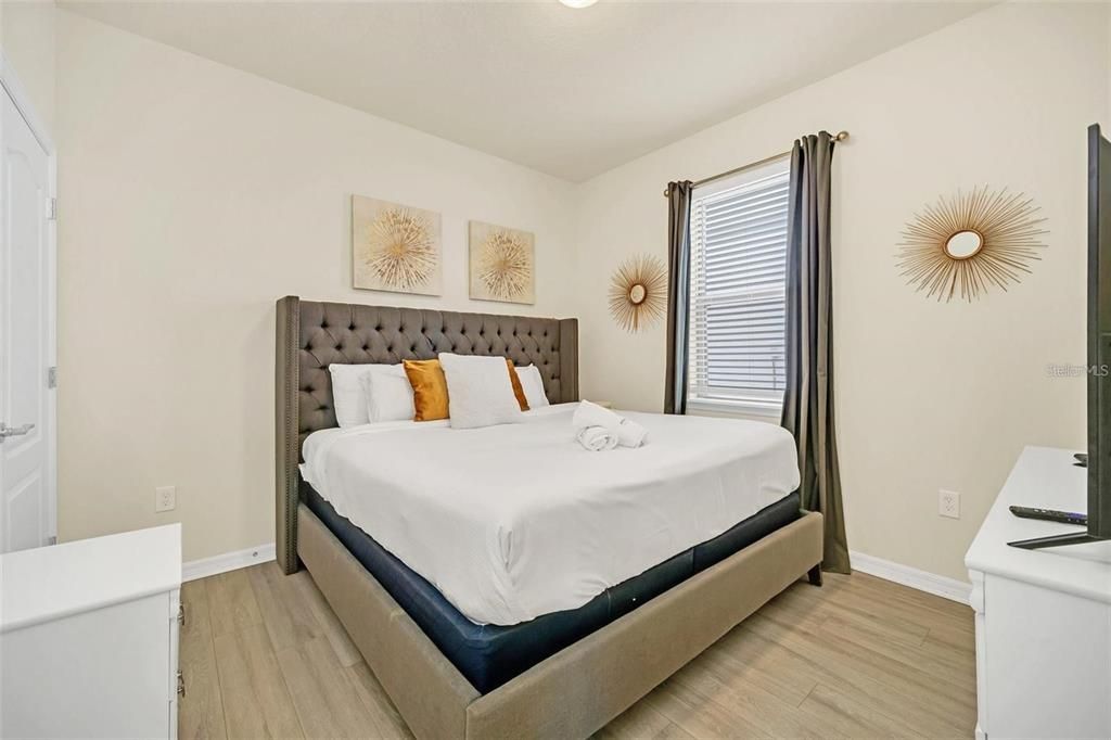 For Sale: $499,000 (5 beds, 4 baths, 2492 Square Feet)