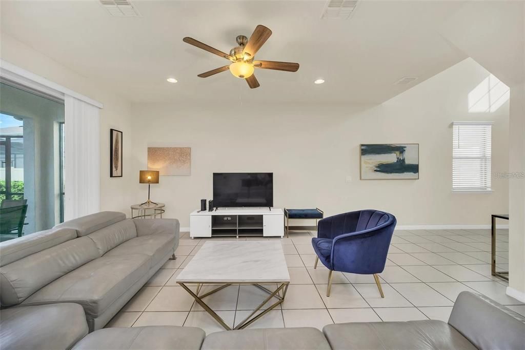 For Sale: $499,000 (5 beds, 4 baths, 2492 Square Feet)