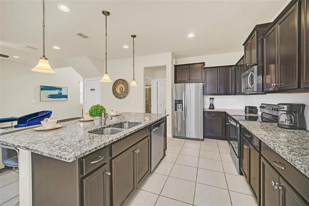 For Sale: $499,000 (5 beds, 4 baths, 2492 Square Feet)