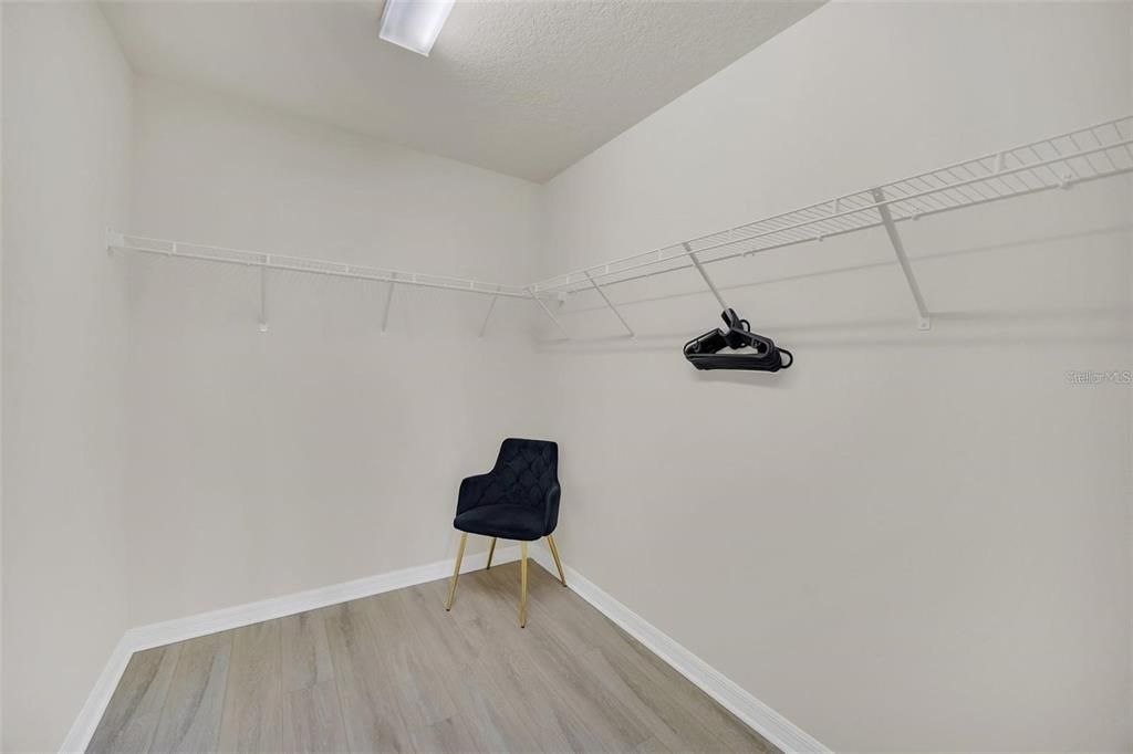 For Sale: $499,000 (5 beds, 4 baths, 2492 Square Feet)