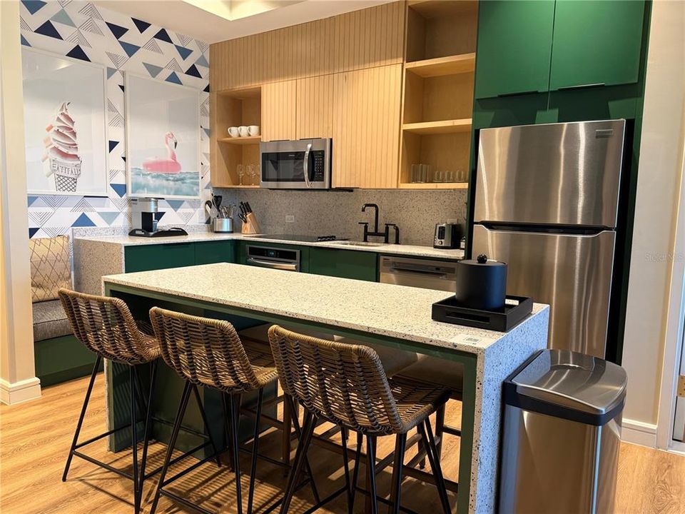 待售: $556,000 (1 贝兹, 1 浴室, 745 平方英尺)