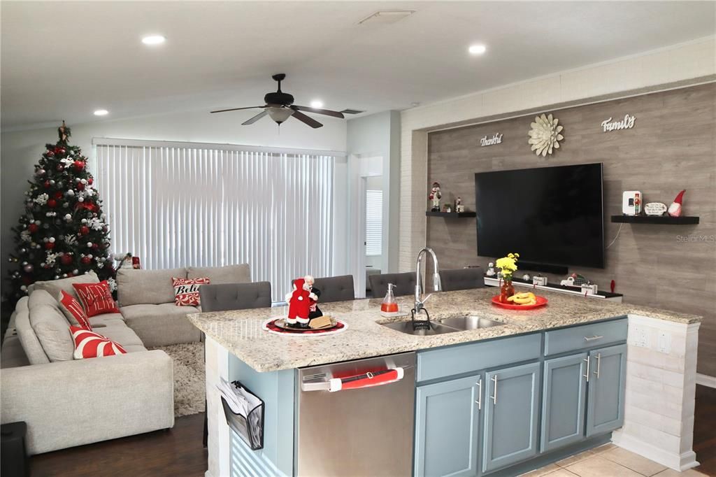 На продажу: $399,000 (3 спален, 2 ванн, 1814 Квадратных фут)