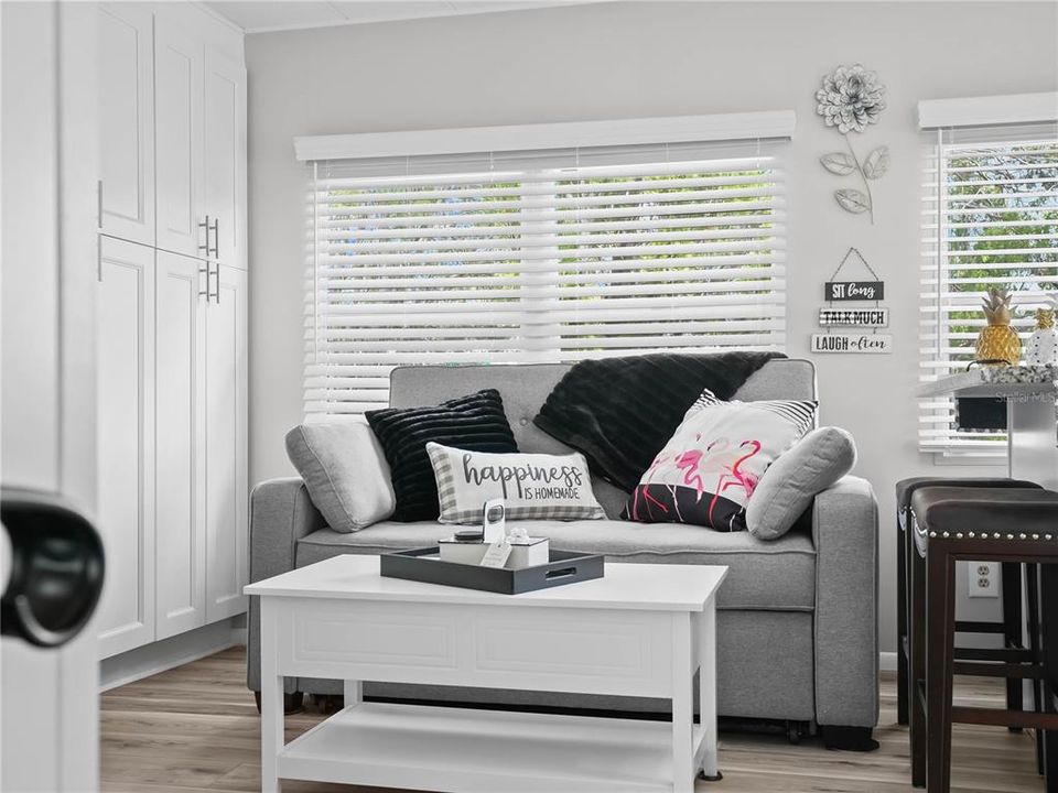 待售: $159,900 (1 贝兹, 1 浴室, 954 平方英尺)