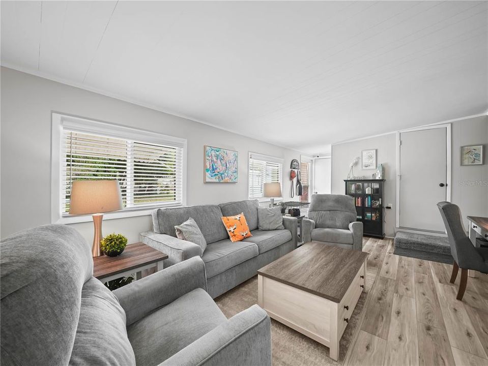 待售: $159,900 (1 贝兹, 1 浴室, 954 平方英尺)