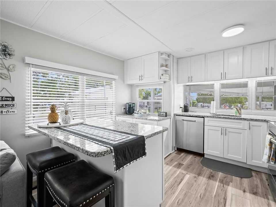 待售: $159,900 (1 贝兹, 1 浴室, 954 平方英尺)