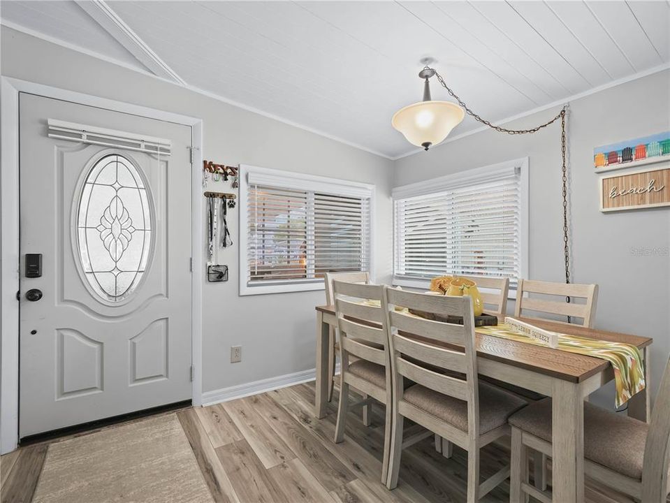 待售: $159,900 (1 贝兹, 1 浴室, 954 平方英尺)