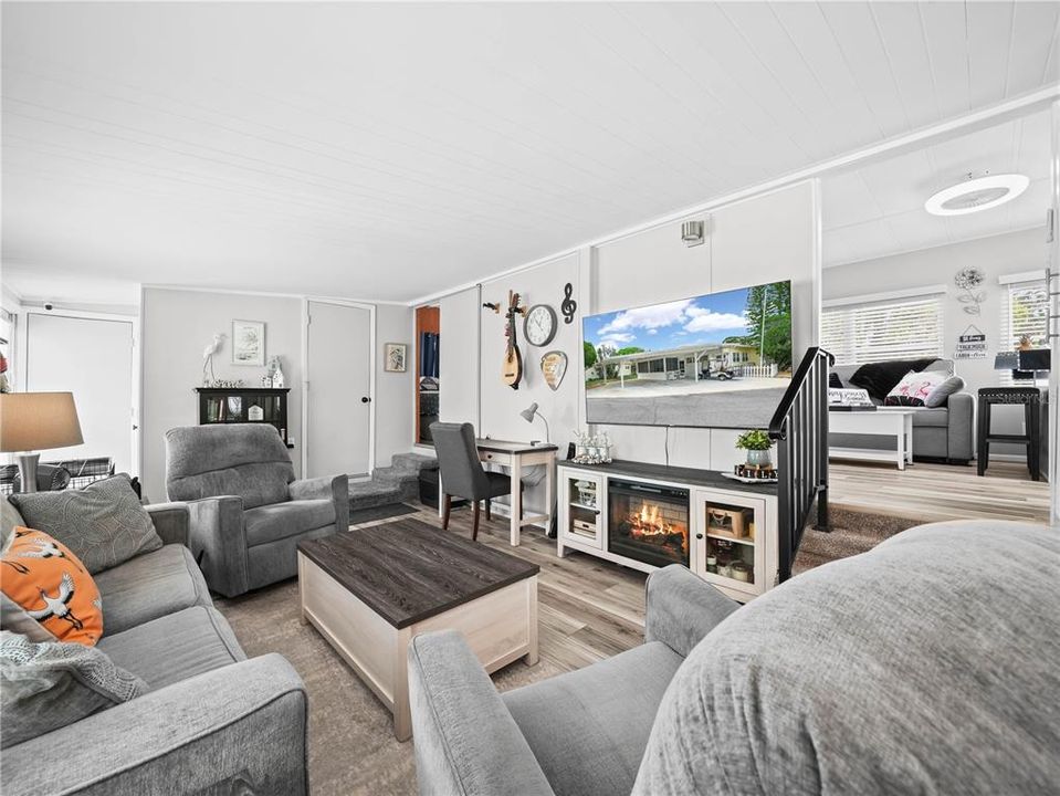 待售: $159,900 (1 贝兹, 1 浴室, 954 平方英尺)