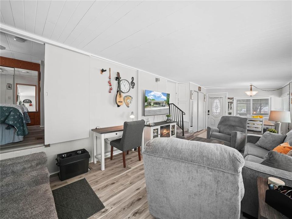 待售: $159,900 (1 贝兹, 1 浴室, 954 平方英尺)