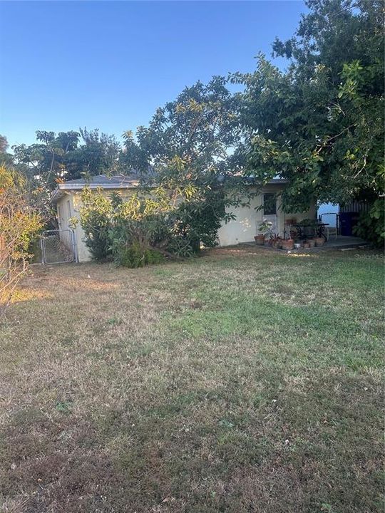 Active With Contract: $350,000 (2 beds, 1 baths, 936 Square Feet)