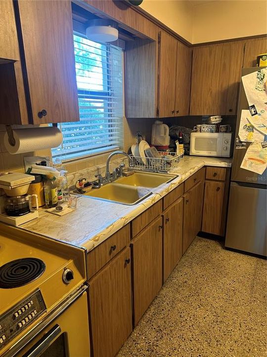 Active With Contract: $350,000 (2 beds, 1 baths, 936 Square Feet)