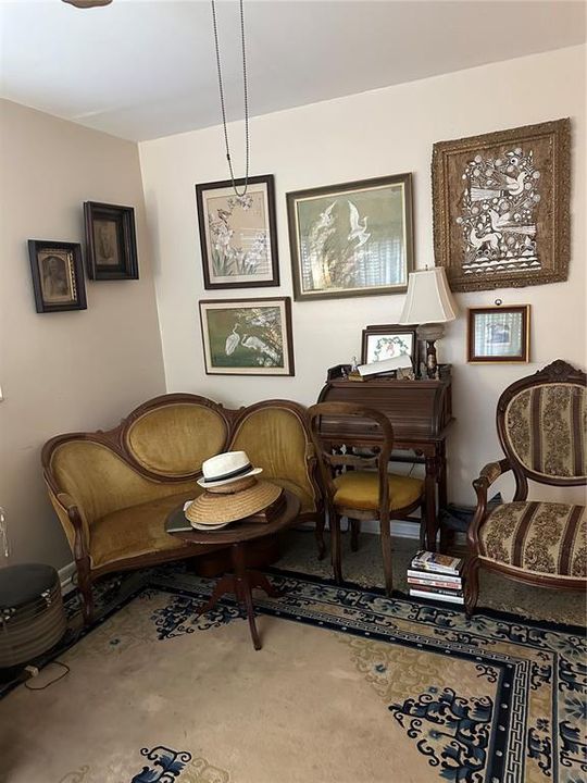 Active With Contract: $350,000 (2 beds, 1 baths, 936 Square Feet)