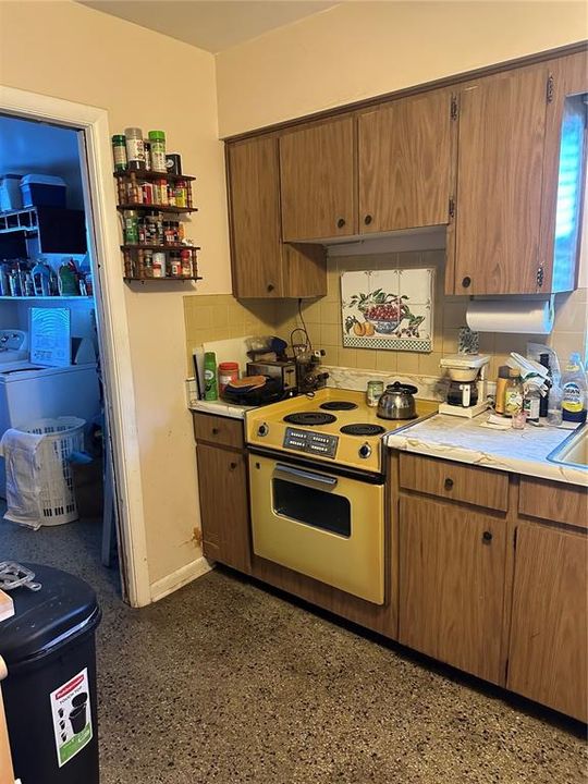 Active With Contract: $350,000 (2 beds, 1 baths, 936 Square Feet)