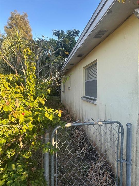 Active With Contract: $350,000 (2 beds, 1 baths, 936 Square Feet)