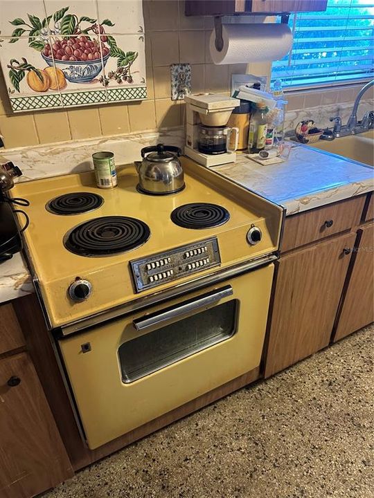 Active With Contract: $350,000 (2 beds, 1 baths, 936 Square Feet)