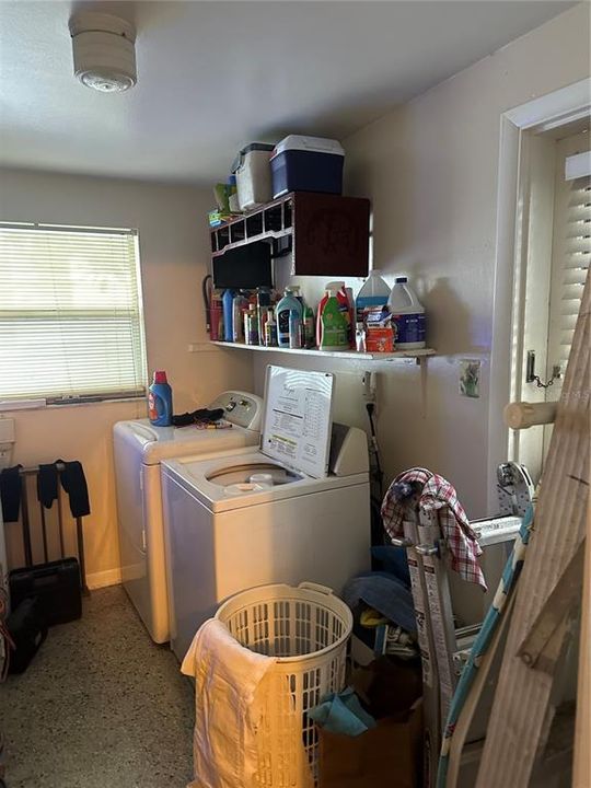 Active With Contract: $350,000 (2 beds, 1 baths, 936 Square Feet)