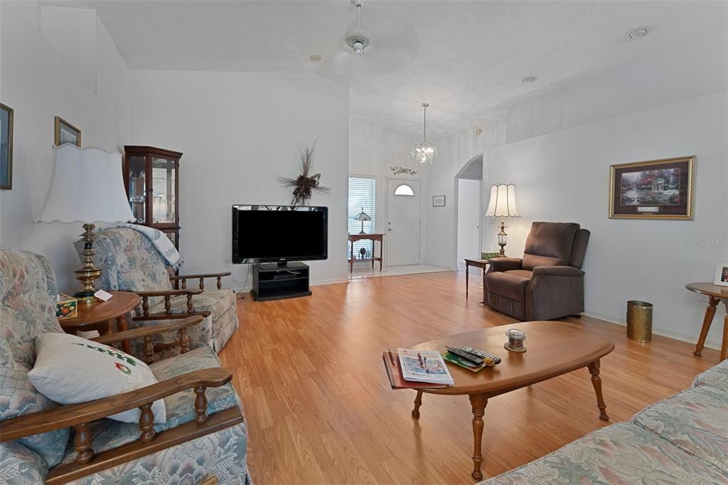 For Sale: $284,000 (3 beds, 2 baths, 1665 Square Feet)