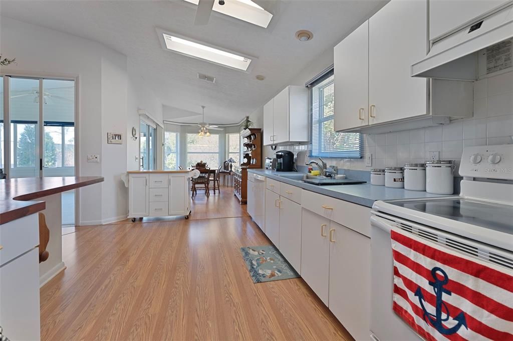 For Sale: $284,000 (3 beds, 2 baths, 1665 Square Feet)