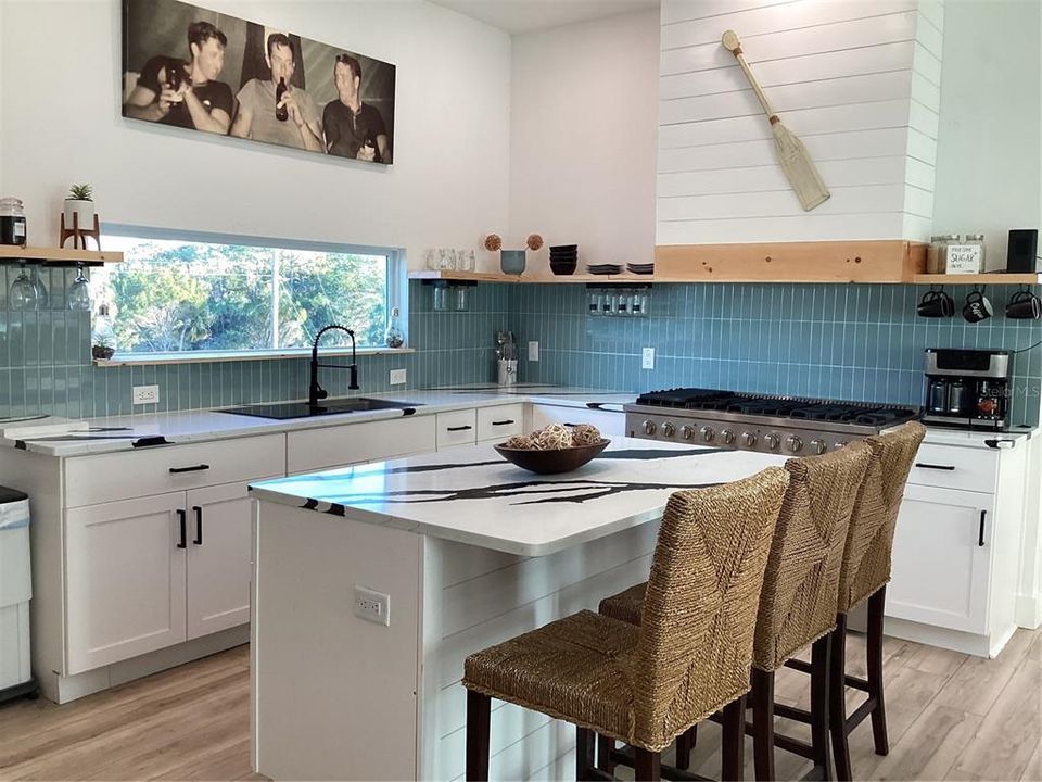 For Sale: $475,000 (2 beds, 2 baths, 1296 Square Feet)