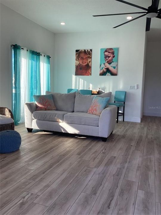 For Sale: $475,000 (2 beds, 2 baths, 1296 Square Feet)