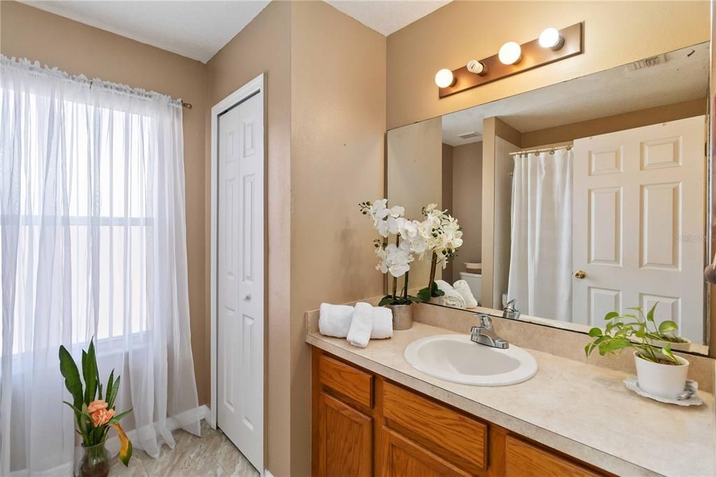 На продажу: $399,999 (4 спален, 2 ванн, 2383 Квадратных фут)