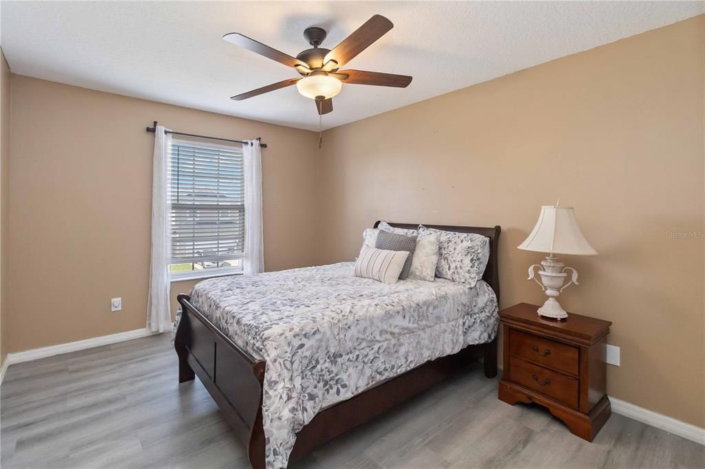 На продажу: $399,999 (4 спален, 2 ванн, 2383 Квадратных фут)