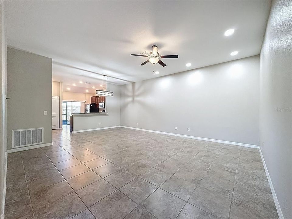 合同活跃: $235,000 (3 贝兹, 2 浴室, 1495 平方英尺)