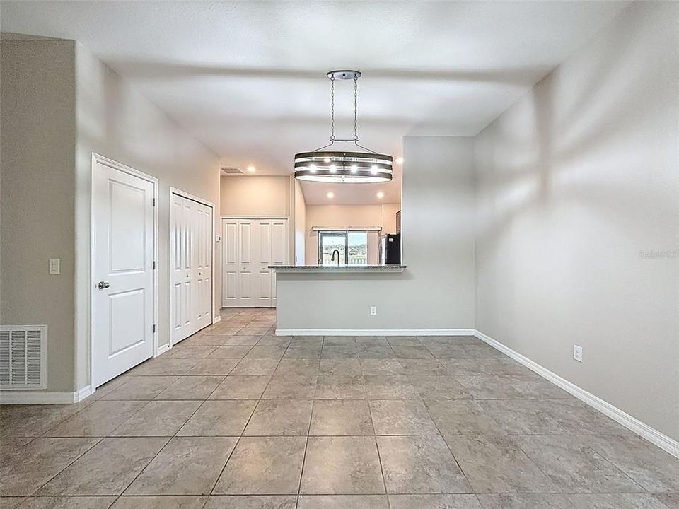 合同活跃: $235,000 (3 贝兹, 2 浴室, 1495 平方英尺)