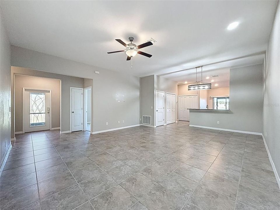 合同活跃: $235,000 (3 贝兹, 2 浴室, 1495 平方英尺)