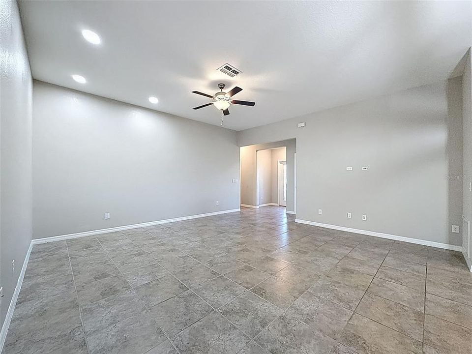 合同活跃: $235,000 (3 贝兹, 2 浴室, 1495 平方英尺)