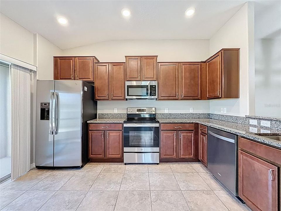 合同活跃: $235,000 (3 贝兹, 2 浴室, 1495 平方英尺)