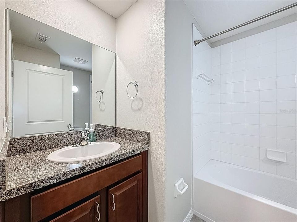 合同活跃: $235,000 (3 贝兹, 2 浴室, 1495 平方英尺)