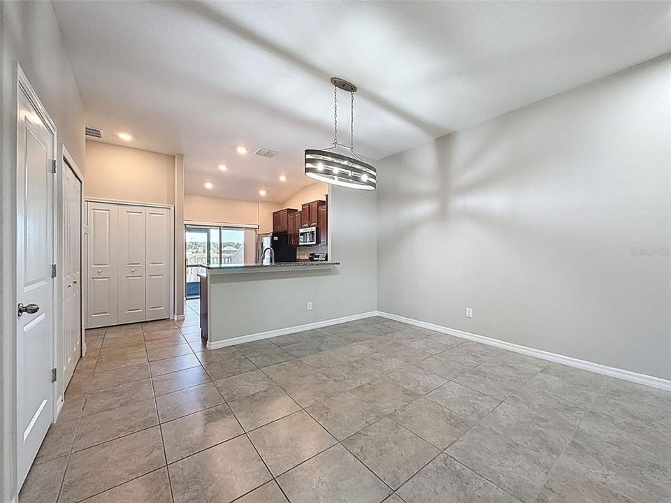 合同活跃: $235,000 (3 贝兹, 2 浴室, 1495 平方英尺)